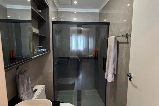 Banheiro de apartamento à venda com 2 quartos, 54m² em Vila Rio Branco, Jundiaí