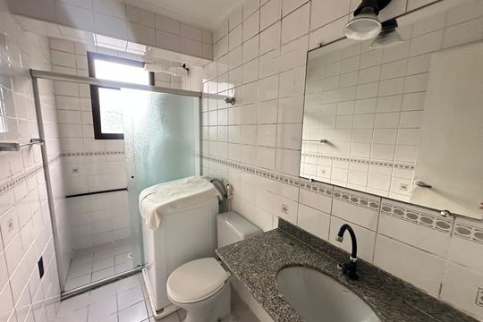 Banheiro de apartamento para alugar com 1 quarto, 50m² em Itararé, São Vicente