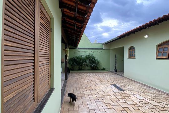 Área externa de casa à venda com 3 quartos, 168m² em Baronesa, Osasco