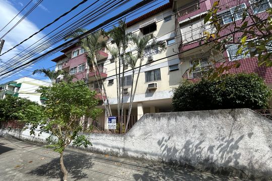 Fachada + placa de apartamento para alugar com 2 quartos, 54m² em Jardim Sulacap, Rio de Janeiro