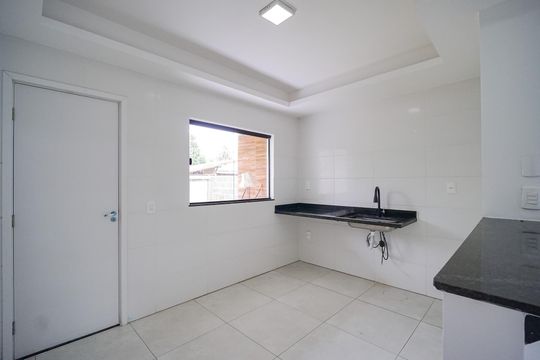 Cozinha de casa de condomínio para alugar com 2 quartos, 87m² em Itaupuaçu, Maricá