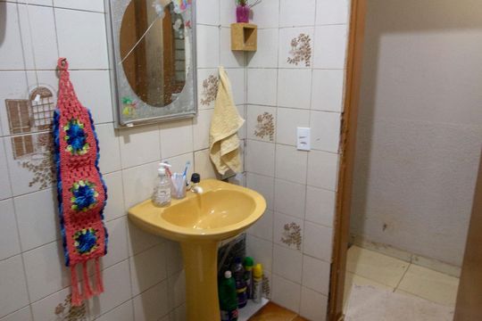 Banheiro de casa à venda com 6 quartos, 200m² em Qnm 23, Brasília