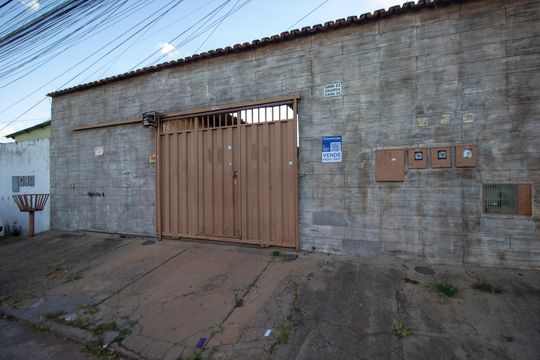 Fachada de casa à venda com 6 quartos, 200m² em Qnm 23, Brasília