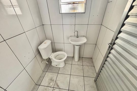 Banheiro de casa para alugar com 1 quarto, 70m² em Jardim Laone, São Paulo