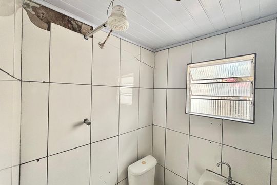 Banheiro de casa para alugar com 1 quarto, 70m² em Jardim Laone, São Paulo