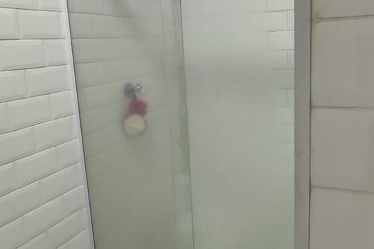 Banheiro de apartamento à venda com 1 quarto, 28m² em Pinheiros, São Paulo