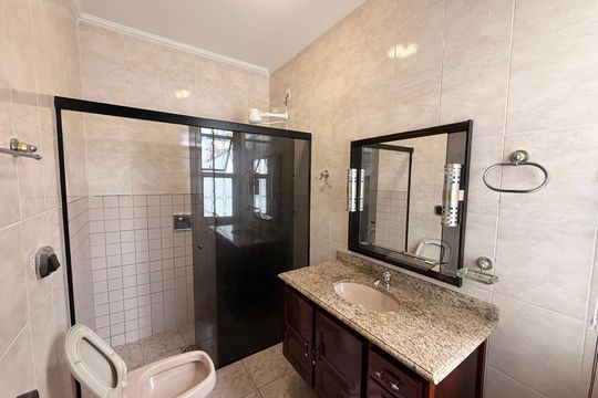 Banheiro Social de kitnet/studio para alugar com 1 quarto, 30m² em Vila Sao Paulo, Jundiaí
