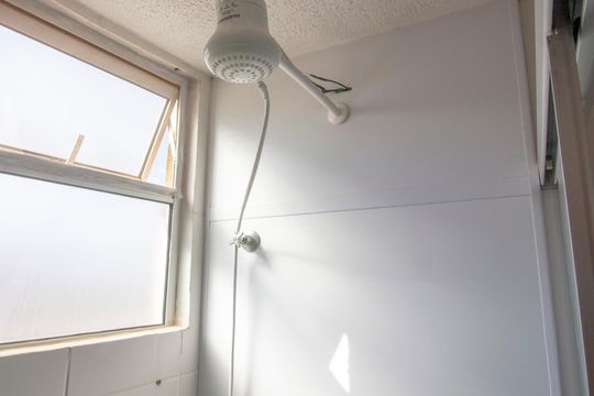 Banheiro social de apartamento para alugar com 2 quartos, 53m² em Riacho Fundo Ii, Brasília