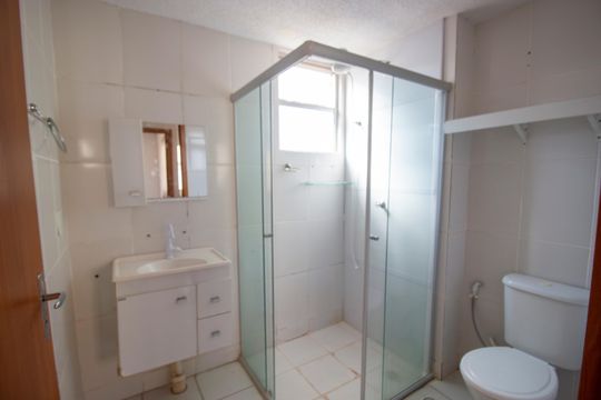 Banheiro social de apartamento para alugar com 2 quartos, 53m² em Riacho Fundo Ii, Brasília