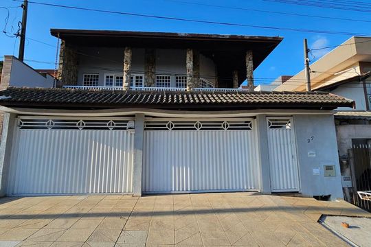 Fachada de casa à venda com 4 quartos, 220m² em Fazenda Santana, Vinhedo