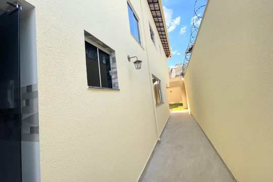 Área externa de casa à venda com 3 quartos, 120m² em Cândida Ferreira, Contagem