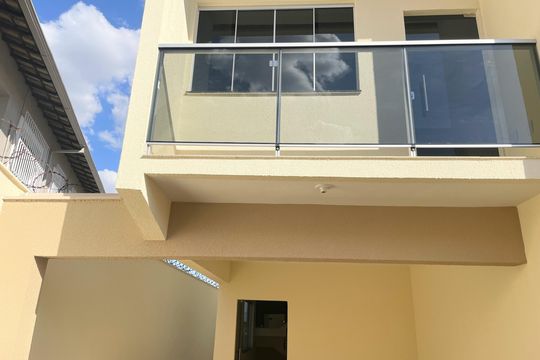 Área externa de casa à venda com 3 quartos, 120m² em Cândida Ferreira, Contagem