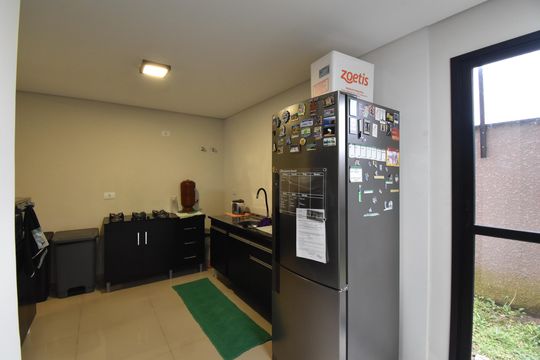 Cozinha de casa de condomínio à venda com 3 quartos, 110m² em Cachoeira, Curitiba