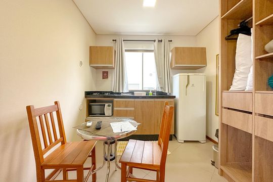 Sala de kitnet/studio para alugar com 1 quarto, 25m² em Canasvieiras, Florianópolis