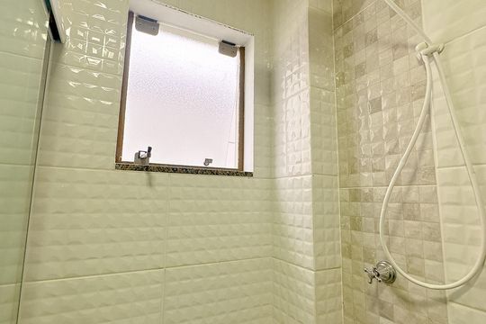 Banheiro de kitnet/studio para alugar com 1 quarto, 25m² em Canasvieiras, Florianópolis