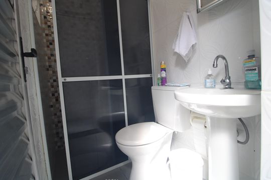 Banheiro de serviço de casa para alugar com 3 quartos, 150m² em Parque São Paulo, São Paulo