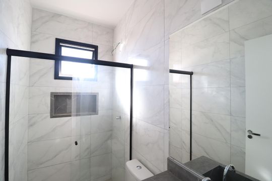 Banheiro Social de apartamento para alugar com 2 quartos, 58m² em Santa Mônica, Uberlândia