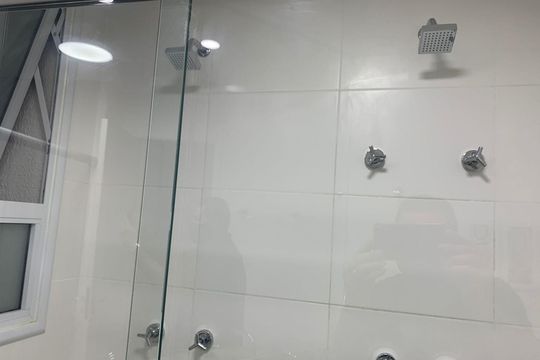 Banheiro de apartamento para alugar com 1 quarto, 55m² em Empresarial 18 do Forte, Barueri
