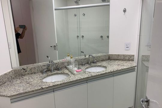 Banheiro de apartamento para alugar com 1 quarto, 55m² em Empresarial 18 do Forte, Barueri