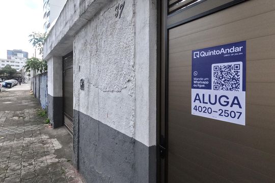 Fachada | Adesivo/Placa Quintoandar instalado  de casa para alugar com 3 quartos, 210m² em Boqueirão, Santos