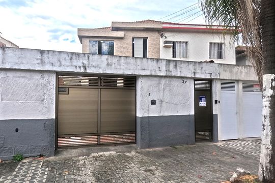 Fachada | Adesivo/Placa Quintoandar instalado  de casa para alugar com 3 quartos, 210m² em Boqueirão, Santos