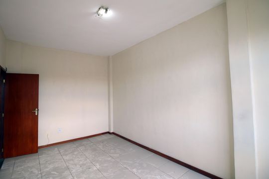 Quarto 2 de apartamento para alugar com 2 quartos, 63m² em Cordovil, Rio de Janeiro