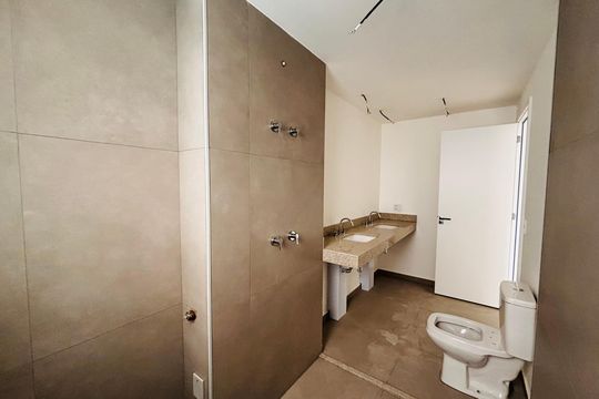 Banheiro suíte 1 de apartamento à venda com 3 quartos, 386m² em Alphaville Comercial, Barueri
