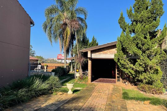 Área externa de casa para alugar com 4 quartos, 340m² em Centro, Gravataí