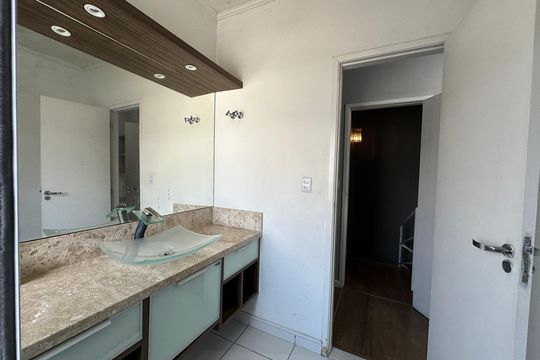 Banheiro da Suíte 2 de casa de condomínio à venda com 3 quartos, 110m² em Vila Sao Luiz (valparaizo), Barueri