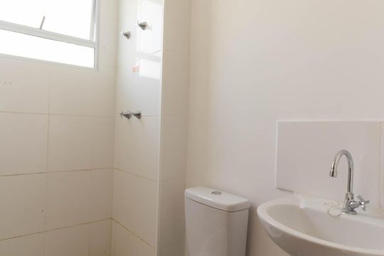 Banheiro de apartamento para alugar com 2 quartos, 60m² em Amendoeira, São Gonçalo