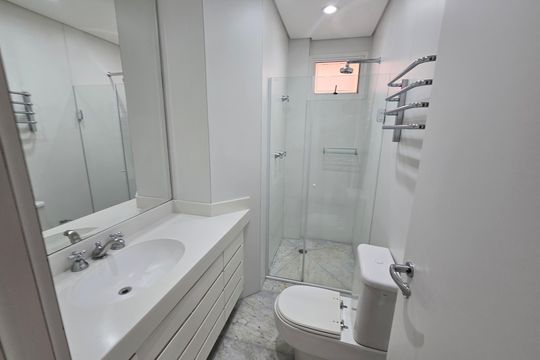 Banheiro de apartamento para alugar com 3 quartos, 167m² em Vila Nova Conceição, São Paulo