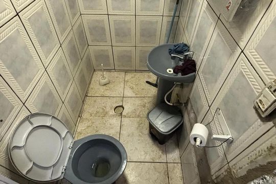 Banheiro de kitnet/studio para alugar com 1 quarto, 25m² em Conjunto Habitacional Calux, São Bernardo do Campo