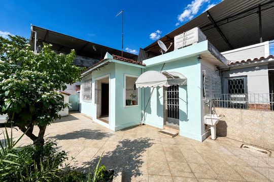 Fachada de casa à venda com 2 quartos, 58m² em Inhaúma, Rio de Janeiro