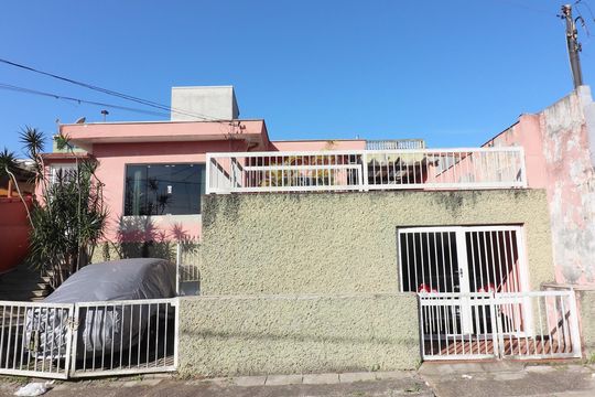 Fachada de casa à venda com 3 quartos, 180m² em Jardim Lauro Gomes, São Bernardo do Campo