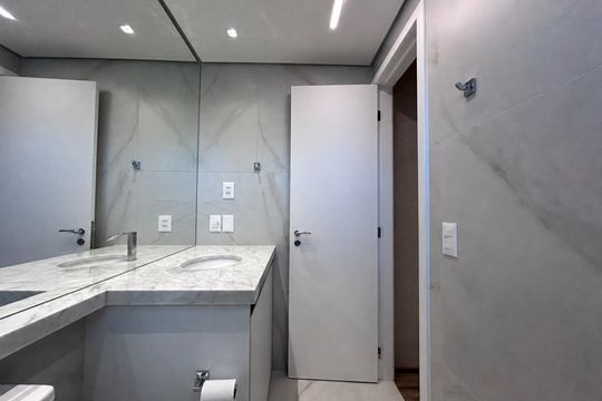 Banheiro de apartamento à venda com 2 quartos, 49m² em Vila Nova Conceição, São Paulo