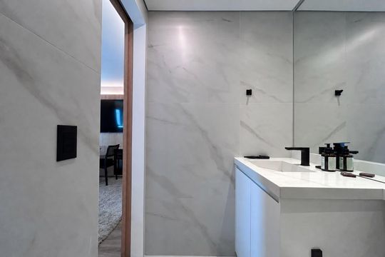 Banheiro de apartamento à venda com 2 quartos, 49m² em Vila Nova Conceição, São Paulo