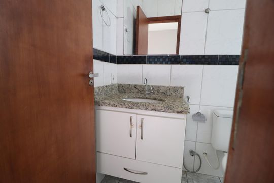 Banheiro do Quarto 2 de apartamento para alugar com 3 quartos, 80m² em Chácaras Tubalina E Quartel, Uberlândia