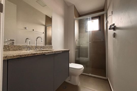 Banheiro suíte de apartamento para alugar com 2 quartos, 64m² em Alphaville Empresarial, Barueri