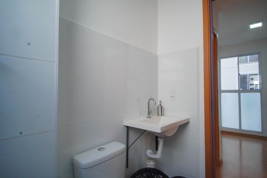 Banheiro Corredor de apartamento para alugar com 2 quartos, 44m² em Mário Quintana, Porto Alegre