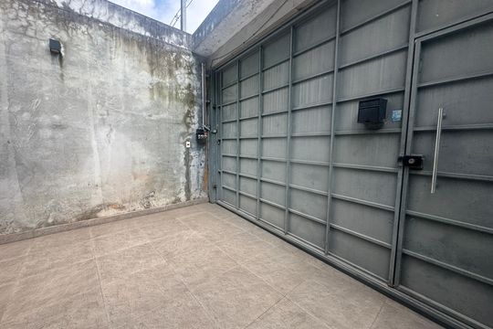 Garagem de casa à venda com 1 quarto, 146m² em Jardim do Líbano, Barueri