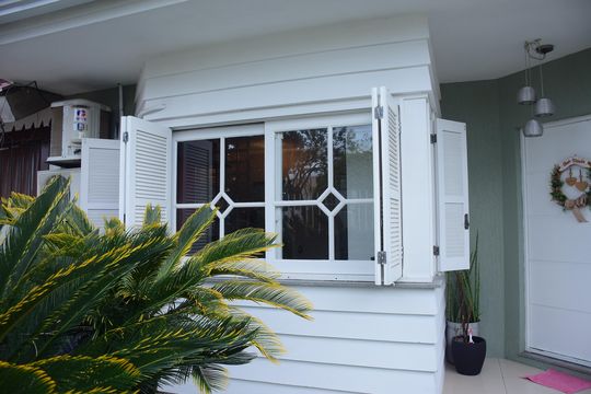 Janela da entrada de casa para alugar com 3 quartos, 168m² em Vale do Sol, Cachoeirinha