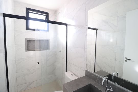Banheiro Social de apartamento para alugar com 2 quartos, 58m² em Santa Mônica, Uberlândia