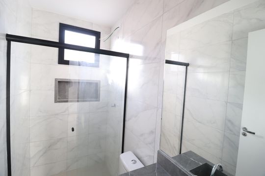 Banheiro do Quarto 2 de apartamento para alugar com 2 quartos, 58m² em Santa Mônica, Uberlândia
