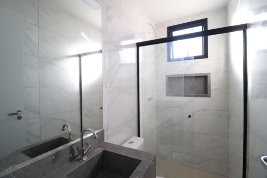 Banheiro do Quarto 2 de apartamento para alugar com 2 quartos, 58m² em Santa Mônica, Uberlândia