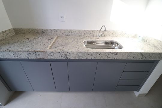 Cozinha - Torneira de apartamento para alugar com 2 quartos, 58m² em Santa Mônica, Uberlândia