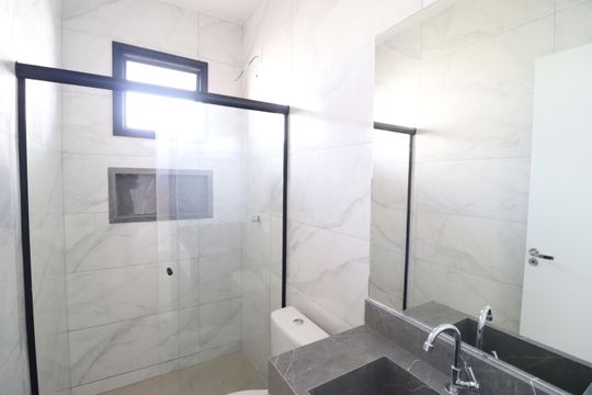 Banheiro Social de apartamento para alugar com 2 quartos, 58m² em Santa Mônica, Uberlândia