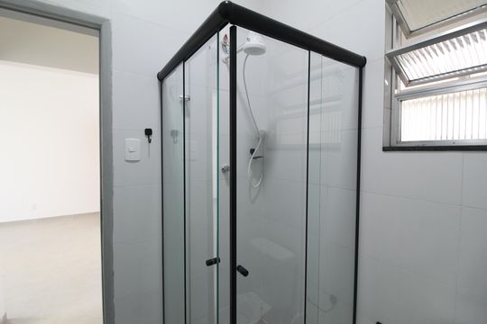 Banheiro de apartamento para alugar com 1 quarto, 41m² em Taquara, Rio de Janeiro
