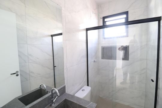 Banheiro do Quarto 2 de apartamento para alugar com 2 quartos, 58m² em Santa Mônica, Uberlândia