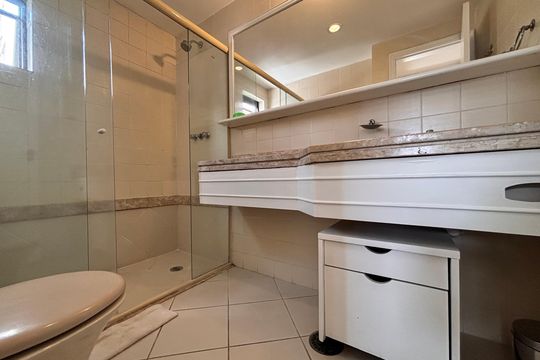 Banheiro da Suíte de apartamento para alugar com 1 quarto, 57m² em Itaim Bibi, São Paulo