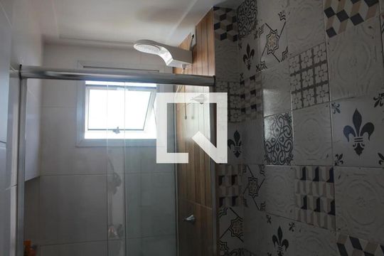 Banheiro de apartamento para alugar com 2 quartos, 52m² em Jardim das Margaridas, Salvador